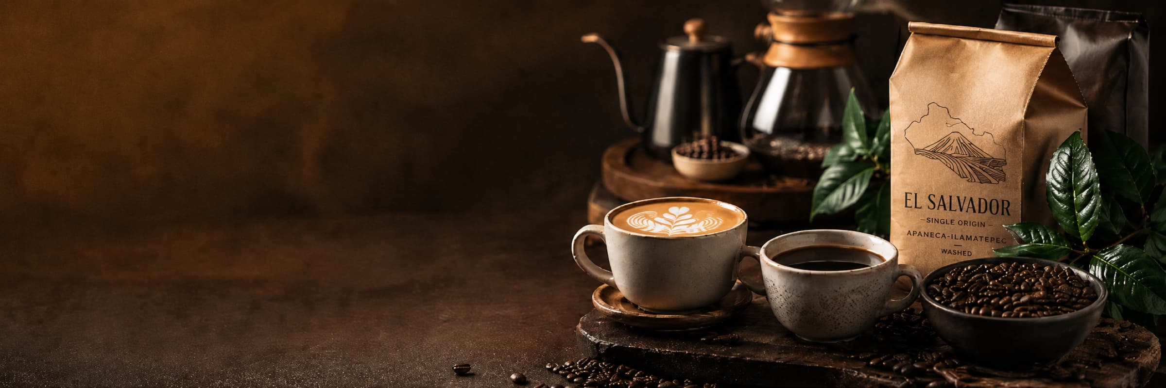 Café de especialidad de El Salvador preparado en taza junto a granos tostados, bolsa de café salvadoreño y métodos de extracción artesanal